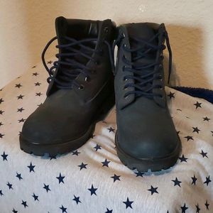 Mountain gear boots